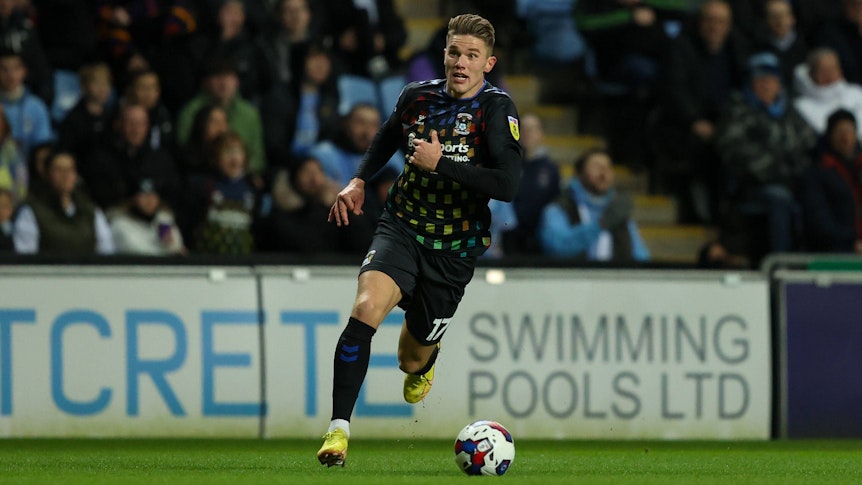 Viktor Gyökeres treibt den Ball für Coventry City im Spiel gegen Cardiff City am 29. Dezember 2022 nach vorne.