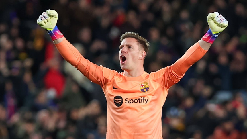 Ex-Gladbach-Keeper Marc-André ter Stegen jubelt über den Heimsieg (22. Januar 2023) des FC Barcelona gegen Getafe. Der DFB-Nationalspieler reißt die Arme nach oben.