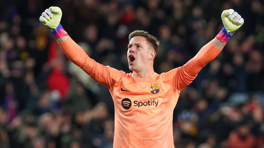Ex-Gladbach-Keeper Marc-André ter Stegen jubelt über den Heimsieg (22. Januar 2023) des FC Barcelona gegen Getafe. Der DFB-Nationalspieler reißt die Arme nach oben.