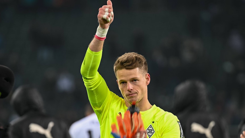 Jonas Omlin, neuer Keeper von Borussia Mönchengladbach, nach der knappen 2:3-Niederlage gegen Bayer 04 Leverkusen am 22. Januar 2023, zeigt den Daumen Richtung Fans in die Luft nach oben.