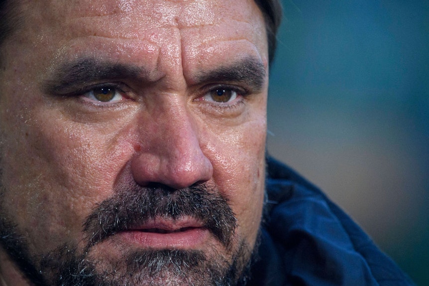 Daniel Farke ist Cheftrainer bei Borussia Mönchengladbach, auf diesem Foto ist der 46-Jährige am 22. Januar 2023 im Borussia-Park zu sehen. Farke schaut, angespannt wirkend, nach vorne.