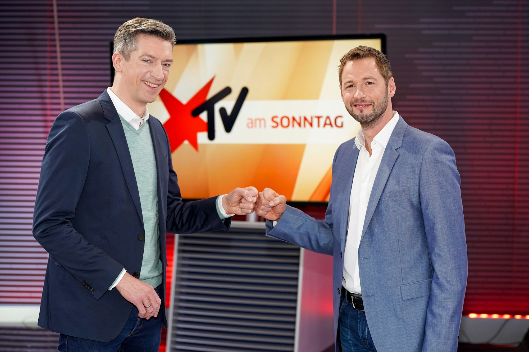 Die Moderatoren Dieter Könnes (r) und Steffen Hallaschka werben für das RTL-Format "Stern TV am Sonntag" (undatierte Aufnahme).