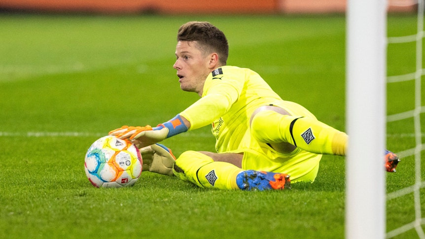 Gladbachs Torwart Jonas Omlin pariert beim Bundesligaspiel zwischen Borussia Mönchengladbach und Bayer Leverkusen am 22. Januar 2023 einen Schuss.