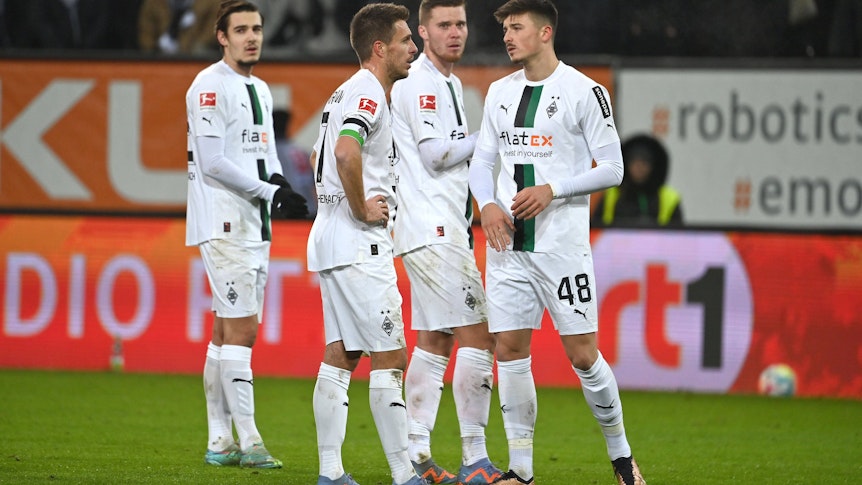 Borussia Mönchengladbach hat am Mittwoch (25. Januar 2023) eine 0:1-Niederlage beim FC Augsburg kassiert. Auf dem Foto zu sehen: v.li:Florian Neuhaus, Patrick Herrmann, Nico Elvedi und Semir Telalovic mit enttäuschten Blicken.