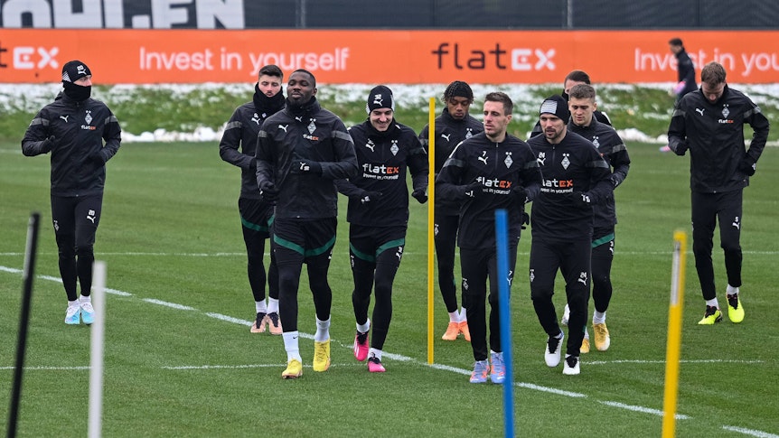 Eine kleine Trainingsgruppe ist nach der Niederlage gegen Bayer 04 Leverkusen auf dem Platz. Dabei sind Luca Netz, Semir Telalovic, Marcus Thuram, Florian Neuhaus, Yvandro Borges Sanches, Patrick Herrmann, Tony Jantschke, Oscar Fraulo, Hannes Wolf und Marvin Friedrich von Borussia Mönchengladbach.