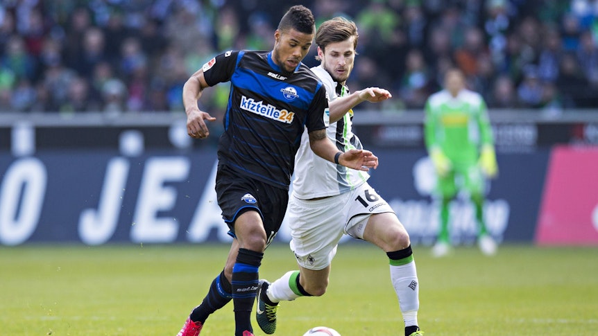 Elias Kachunga spielt am 1. März 2015 für den SC Paderborn gegen Borussia Mönchengladbach im Borussia-Park. Kachunga bestreitet in dieser Szene einen Zweikampf mit Havard Nordtveit um den Ball.