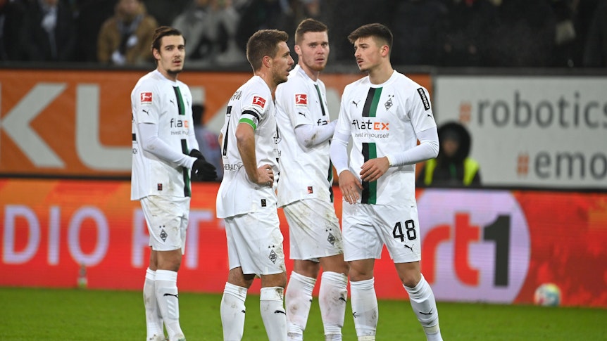 Semir Telalovic (r.) beim Bundesliga-Auswärtsspiel von Borussia Mönchengladbach gegen den FC Augsburg am 25. Januar 2023 gemeinsam mit Nico Elvedi, Patrick Herrmann und Florian Neuhaus (v. r. n. l).