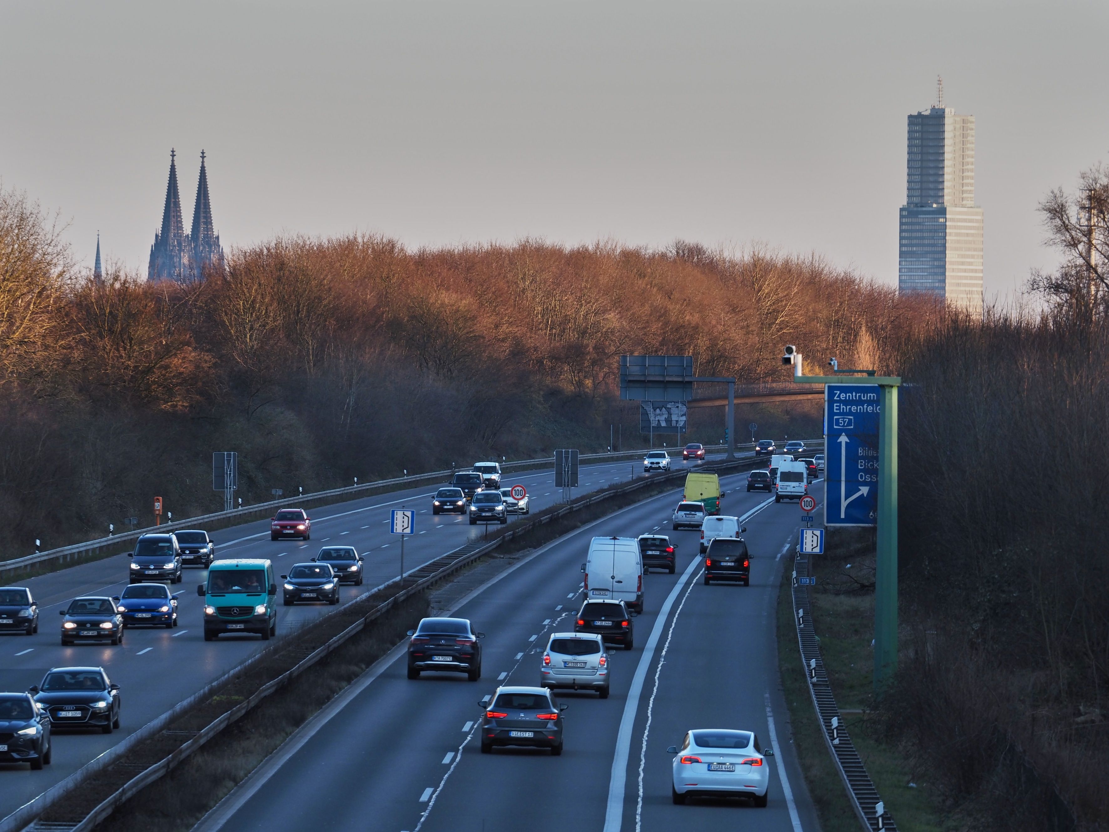 Richtung Köln: Unfall auf A57 – Auto überschlägt sich
