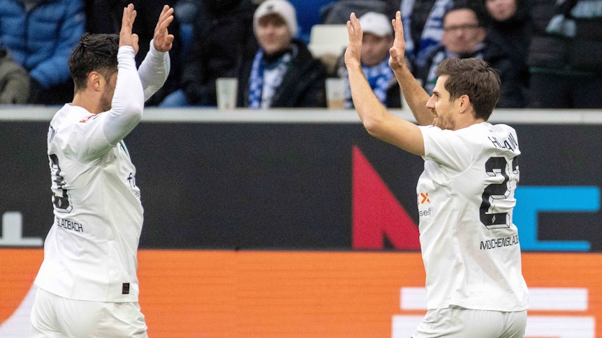 Borussia Mönchengladbach hat am Samstag (28. Januar 2023) zum Auftakt der Bundesliga-Rückrunde 3:1 bei der TSG Hoffenheim gewonnen. Das Foto zeigt Lars Stindl (l.) beim Torjubel mit Jonas Hofmann (r.).