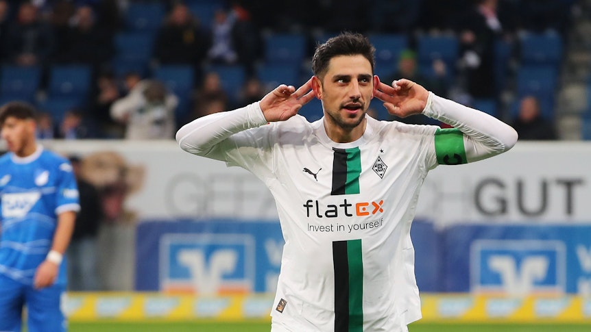 Lars Stindl jubelt vor den mitgereisten Fans von Borussia Mönchengladbach im Bundesliga-Spiel bei der TSG Hoffenheim am 28. Januar 2023. Stindl legt nach seinem Tor zum 3:1 seine Hände an seine Ohren.
