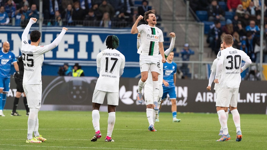 Jonas Hofmann feiert den Treffer zum 2:0 für Borussia Mönchengladbach im Bundesliga-Spiel gegen die TSG Hoffenheim am 28. Januar 2023 mit einem Jubelsprung. Hofmann trägt das weiße Heimtrikot von Borussia. Seine Teamkollegen Ramy Bensebaini, Manu Koné und Nico Elvedi (v.l.n.r.) feiern mit.