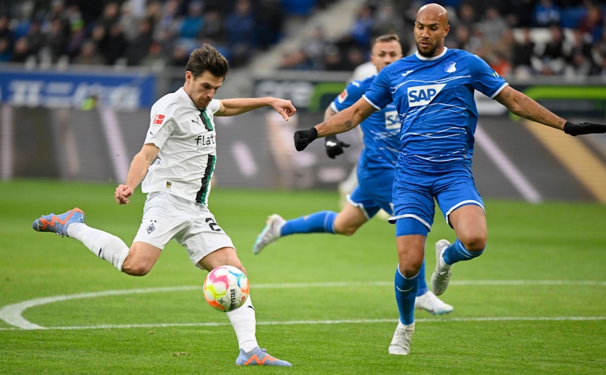 DFB-Nationalspieler Jonas Hofmann von Fußball-Bundesligist Borussia Mönchengladbach trifft am Samstag (28. Januar 2023) in dieser Szene für die Fohlen-Elf bei der TSG Hoffenheim. Hofmann zieht mit rechts ab, Brooks kommt zu spät.