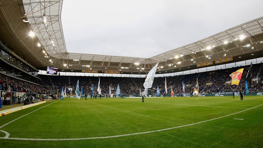 Fahnen in der Arena in Sinsheim. Zu sehen vor der Bundesliga-Partie von Borussia Mönchengladbach am Samstag (28. Januar 2023) bei der TSG Hoffenheim. Fans stehen auf dem Rasen und schwenken Fahnen.