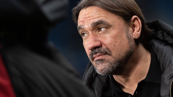 Daniel Farke, Cheftrainer von Borussia Mönchengladbach, hier zu sehen während des Bundesliga-Sieges (4:1) seiner Fohlen-Elf bei der TSG Hoffenheim. Farke schaut, leicht lächelnd, nach rechts in der Sinsheimer Arena.