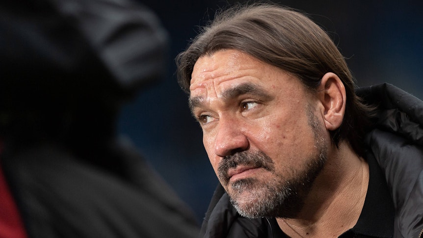 Daniel Farke, Cheftrainer von Borussia Mönchengladbach, hier zu sehen während des Bundesliga-Sieges (4:1) seiner Fohlen-Elf bei der TSG Hoffenheim. Farke schaut, leicht lächelnd, nach rechts in der Sinsheimer Arena.