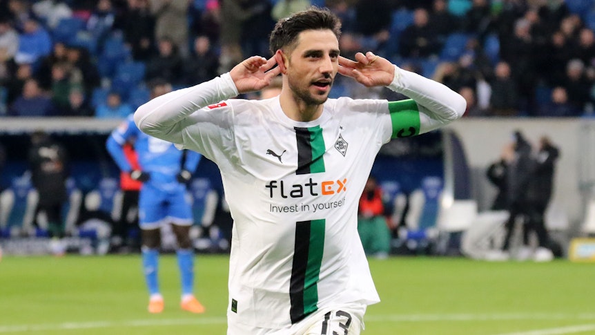 Lars Stindl ist Kapitän bei Borussia Mönchengladbach und hat beim Bundesliga-Duell bei der TSG Hoffenheim (29. Januar 2023) eine starke Leistung gezeigt. Auf diesem Foto macht Stindl in der Sinsheimer Arena eine Geste, er hält beide Hände jeweils an seine Ohren.