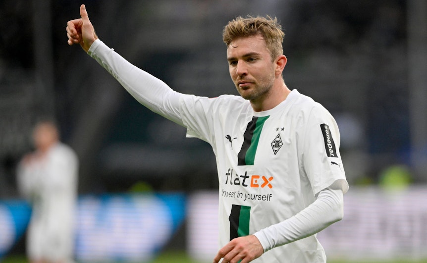 Daumen hoch! Weltmeister Christoph Kramer von Borussia Mönchengladbach hat auch beim Bundesliga-Duell bei der TSG Hoffenheim (29. Januar 2023) in der Sinsheimer Arena einiges einstecken müssen. Kramer macht mit seinem rechten Arm eine Geste.