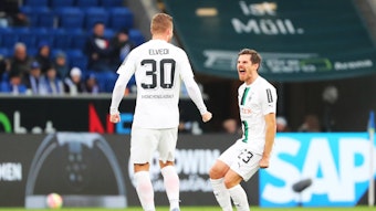 Jonas Hofmann (r.) von Borussia Mönchengladbach, hier beim Jubel mit Nico Elvedi (l.) beim Match in Hoffenheim am 28. Januar 2023. Er schreit dabei und geht etwas in die Knie.