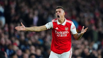 Granit Xhaka, ehemaliger Spieler von Borussia Mönchengladbach, hier am 22. Januar 2023 beim Match zwischen Arsenal und Manchester United schreiend und wild gestikulierend im roten Trikot mit weißer Hose.