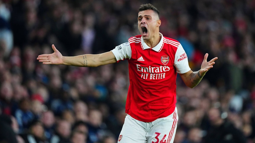 Granit Xhaka, ehemaliger Spieler von Borussia Mönchengladbach, hier am 22. Januar 2023 beim Match zwischen Arsenal und Manchester United schreiend und wild gestikulierend im roten Trikot mit weißer Hose.
