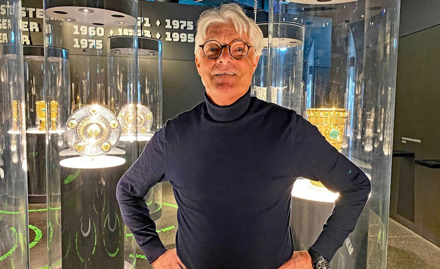Elmar Kreuels ist bei Borussia Mönchengladbach für die Traditionspflege verantwortlich, auf diesem Foto ist er im Museum des Fußball-Bundesligisten, in der Fohlenwelt, zu sehen. Kreuels steht vor mehreren Vitrinen, in denen Titel und Pokale zu sehen sind, welche die Borussia bislang hat gewinnen können.