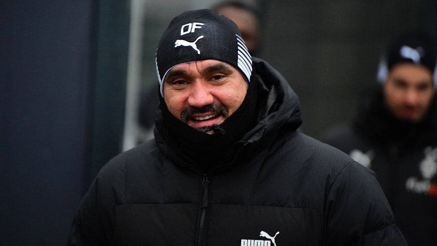 Gladbach-Trainer Daniel Farke hat sich warm angezogen zur Trainingseinheit der Fohlen am Dienstag (31. Januar 2023) im Borussia-Park. Farke trägt eine Mütze und eine dicke Winterjacke.