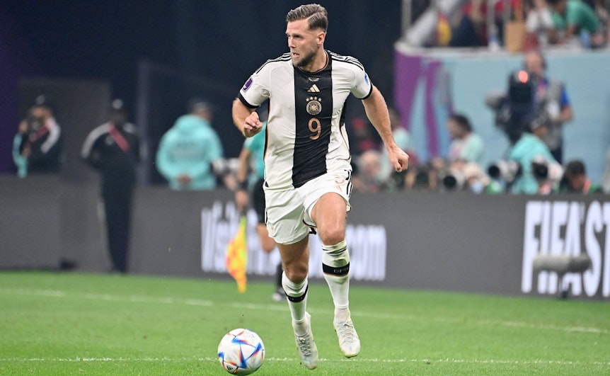 DFB-Nationalspieler Niclas Füllkrug wird mit einem Wechsel zu Borussia Mönchengladbach in Verbindung gebracht. Auf diesem Foto ist der Stürmer von Werder Bremen am 1. Dezember 2022 in Katar zu sehen. Füllkrug führt den Ball am Fuß und schaut nach rechts.