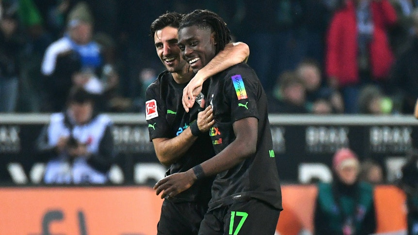 Um diese beiden Top-Spieler muss Borussia Mönchengladbach vor dem Bundesliga-Duell gegen Schalke 04 (4. Februar 2023) zittern. Auf diesem Foto sind Lars Stindl (l.) und Manu Koné (r.) am 11. November 2022 im Borussia-Park zu sehen. Stindl umarmt Koné, sie freuen sich über einen Treffer gegen Borussia Dortmund.