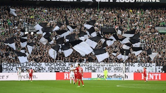 Ein Blick auf die Nordkurve im Borussia-Park: Gladbach-Fans haben dort am 17. September 2022 beim Spiel gegen RB Leipzig Transparente gegen Max Eberl und RB Leipzig platziert.