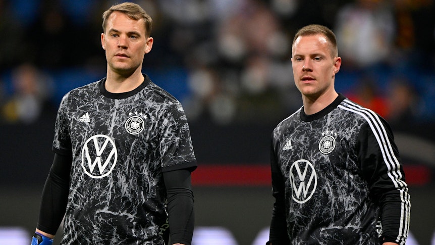 Manuel Neuer (l.) und Marc-André ter Stegen (r.) im Kreis der DFB-Elf am 26. März 2022. Gladbach-Manager Roland Virkus traut seinem ehemaligen Spieler ter Stegen zu, die neue Nummer eins im DFB-Team zu werden. Neuer und ter Stegen blicken nach vorne, sie tragen Trainingskluft.