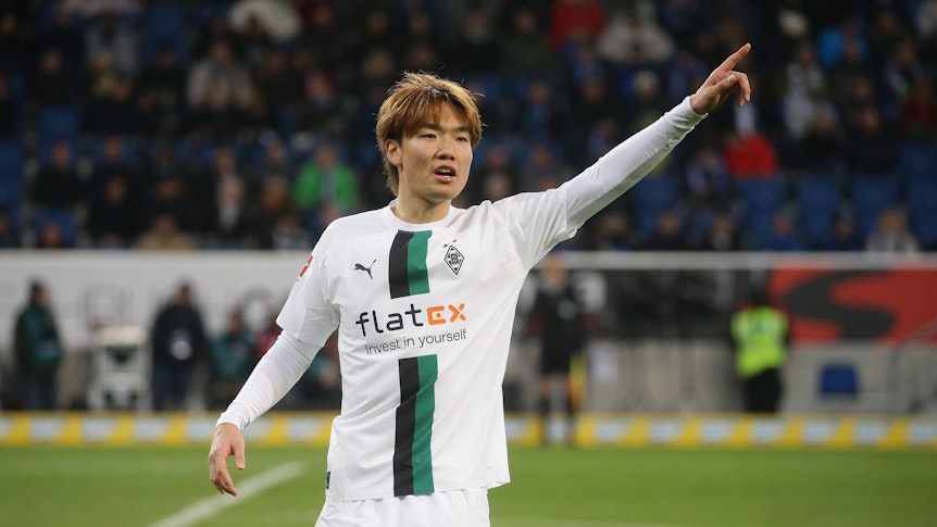 Ko Itakura, Spieler von Borussia Mönchengladbach, trifft am Samstagabend (4. Februar 2023/18.30 Uhr) mit seinem Team in der Bundesliga auf Ex-Klub Schalke 04. Das Foto zeigt ihn am 28. Januar beim Auswärtsspiel in Hoffenheim in die Luft zeigend und Anweisungen gebend.