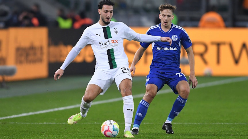 Borussia Mönchengladbach hat am Samstagabend (4. Februar 2023) XX gegen den FC Schalke 04 0:0 gespielt. Das Foto zeigt Gladbachs Ramy Bensebaini (l.) im Zweikampf mit Schalkes Tim Skarke (r.).