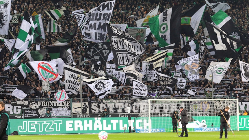 Die Gladbach-Fans in der Nordkurve unterstützen die Borussia bei einem Heimspiel. Dieses Foto aus dem Borussia-Park stammt vom 4. Februar 2023. Zu sehen sind Fahnen und Schals von Hunderten Fohlen-Anhängern.