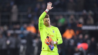 Jonas Omlin bedankt sich nach dem Spiel von Borussia Mönchengladbach gegen den FC Schalke 04 am 4. Februar 2023 bei den Gladbach-Fans. Omlin winkt in Richtung der Fankurve.
