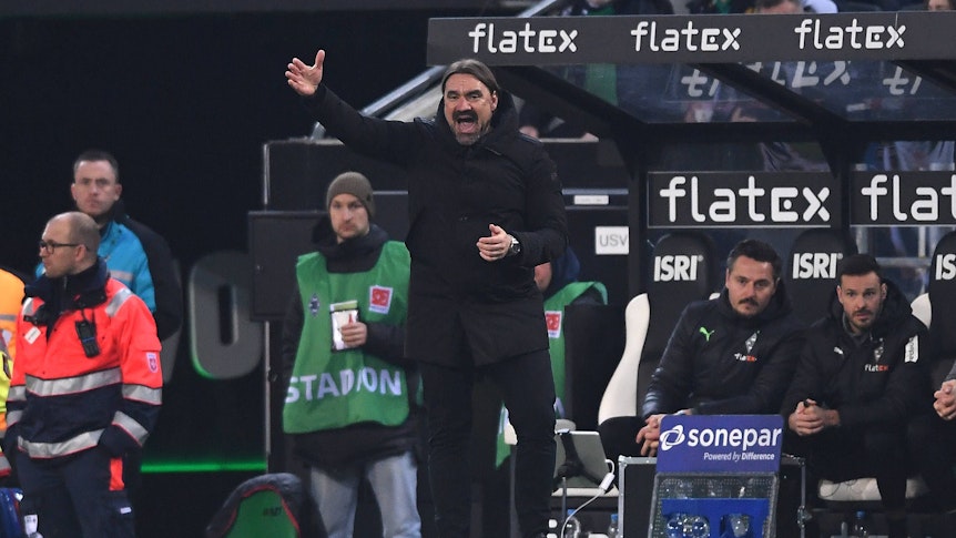 Daniel Farke, Trainer von Borussia Mönchengladbach, gestikuliert am Samstag (4. Februar 2023) beim Match gegen Schalke 04 an der Seitenlinie. Farke schreit mit wütendem Gesichtsausdruck in Richtung des Spielfelds und gestikuliert mit dem rechten Arm.