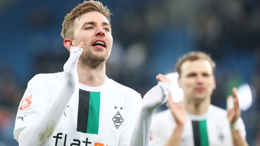 Christoph Kramer, hier am 28. Januar 2023 beim 4:1-Sieg von Borussia Mönchengladbach bei der TSG 1899 Hoffenheim, klatscht im weißen Gladbach-Trikot mit langärmligem Unterziehshirt in Richtung der Fans.