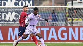 Breel Embolo, Ex-Spieler von Borussia Mönchengladbach, hier am 5. Februar 2023 im fliederfarbenen Trikot der AS Monaco im Zweikampf mit Mateusz Wieteska von Clermont Foot.