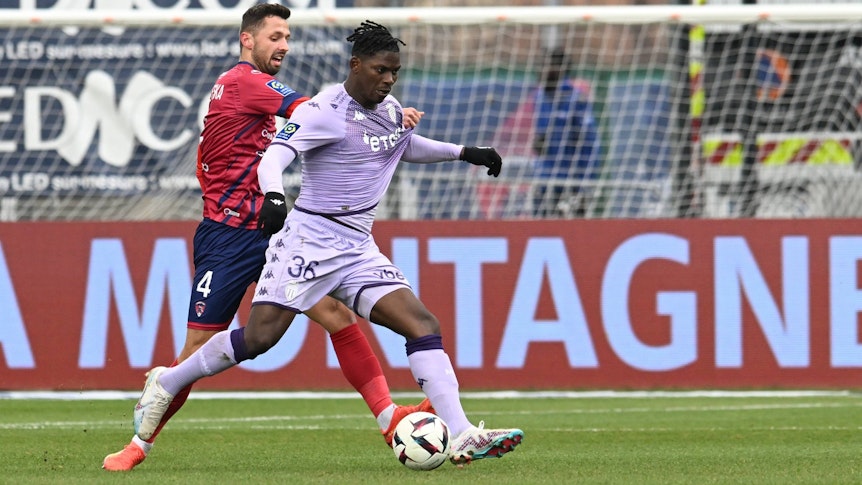 Breel Embolo, Ex-Spieler von Borussia Mönchengladbach, hier am 5. Februar 2023 im fliederfarbenen Trikot der AS Monaco im Zweikampf mit Mateusz Wieteska von Clermont Foot.