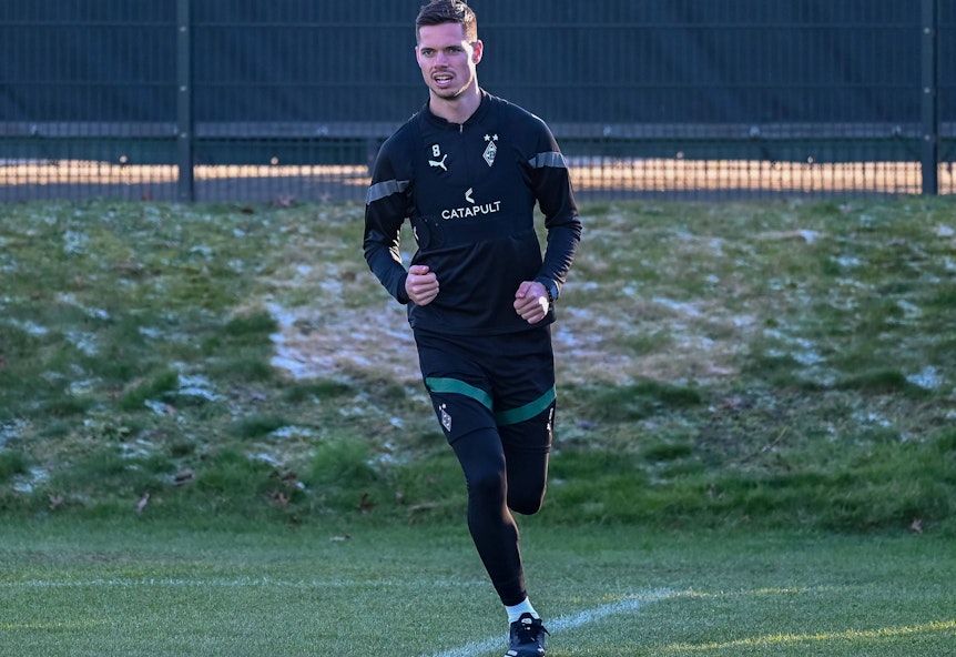 Gladbach-Star und Mittelfeldspieler Julian Weigl hat am Mittwoch (8. Januar 2023) ein individuelles Trainingsprogramm im Borussia-Park absolviert. Weigl trägt Laufschuhe, er joggt über das Gelände.