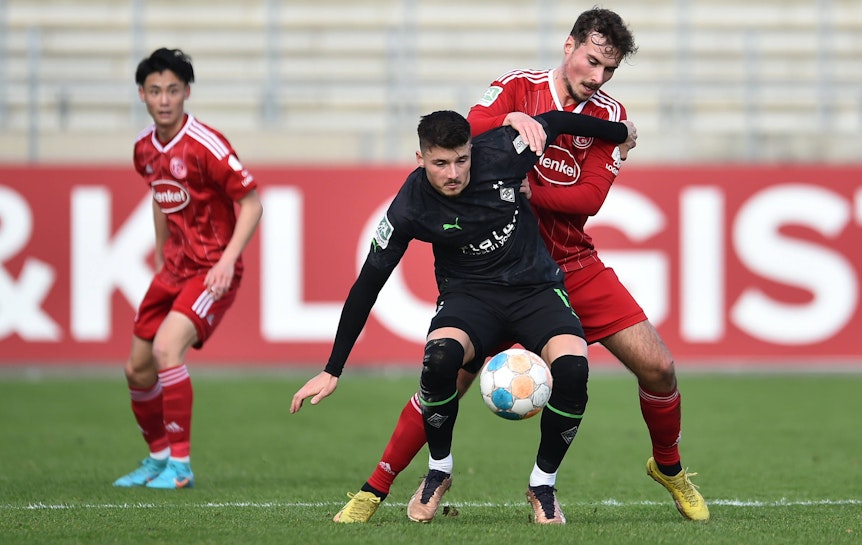 Rheinland-Duell (4. Februar 2023) in der Regionalliga West zwischen Fortuna Düsseldorf und Borussia Mönchengladbach. Dabei kam es zu einer kuriosen Szene. Hier sind Düsseldorfs Nick Otto (r.) und Borussias Semir Telalovic (l.) im Zweikampf im Paul-Janes-Stadion. Beide Spieler haben den Ball im Blick.