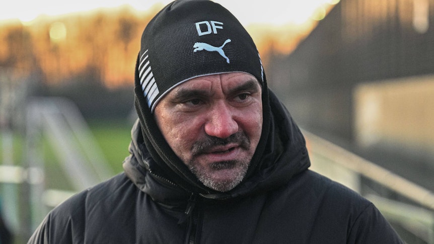Gladbach-Trainer Daniel Farke, hier zu sehen nach der Trainingseinheit am Mittwoch (8. Februar 2023) im Gespräch mit dem GladbachLIVE-Reporter im Borussia-Park. Farke hat sich warm angezogen, er trägt eine dicke Jacke und Mütze.