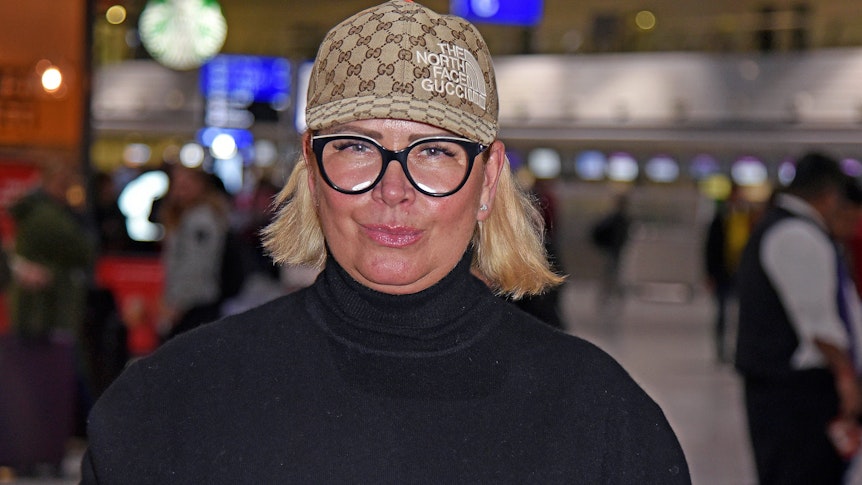 Claudia Effenberg, hier am 1. Januar 2023 beim Abflug der „Ich bin ein Star – holt mich hier raus“-Dschungelcamp-Kandidaten nach Australien, ist mittlerweile wieder in der Heimat angekommen.