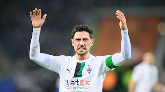 Lars Stindl, Kapitän von Borussia Mönchengladbach, reißt im Bundesliga-Spiel gegen Schalke 04 am 4. Februar 2023 beide Arme nach oben und schaut mit kritischem Blick nach vorne.