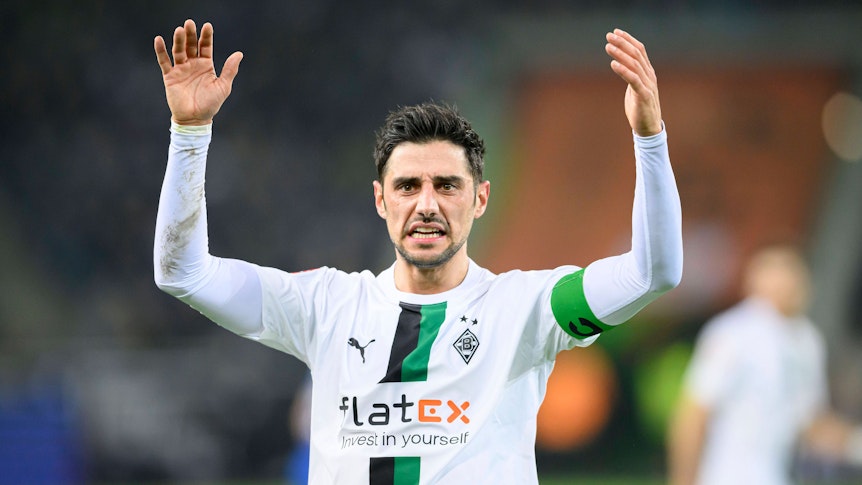 Lars Stindl, Kapitän von Borussia Mönchengladbach, reißt im Bundesliga-Spiel gegen Schalke 04 am 4. Februar 2023 beide Arme nach oben und schaut mit kritischem Blick nach vorne.