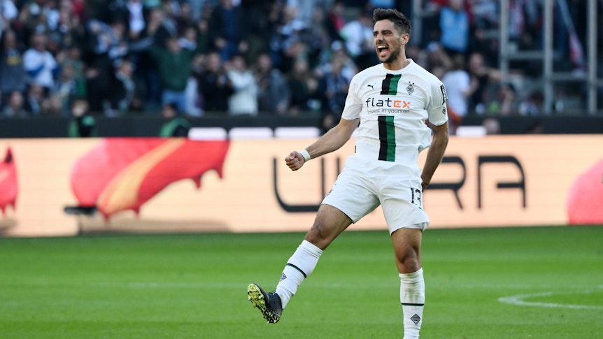 Lars Stindl, Kapitän von Borussia Mönchengladbach, jubelt am 9. Oktober 2022 auf dem Rasen im Borussia-Park nach seinem Treffer zum 3:1 im Bundesliga-Spiel gegen den 1. FC Köln. Stindl springt auf dem Foto nach einem Jubellauf in Richtung Nordkurve mit einem Ball in die Luft und ballt die rechte Faust. Stindl trägt das weiße Gladbach-Heimtrikot.