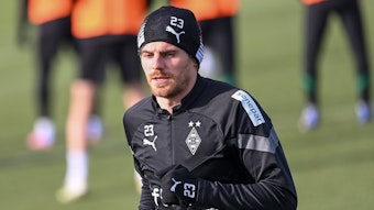 DFB-Nationalspieler Jonas Hofmann hat am Donnerstag (9. Februar 2023) nicht am Teamtraining von Borussia Mönchengladbach teilgenommen, sondern stattdessen eine individuelle Einheit im Borussia-Park absolviert. Hofmann trägt eine Mütze und Handschuhe, er joggt über das Trainingsgelände.