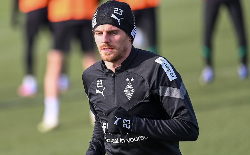 DFB-Nationalspieler Jonas Hofmann hat am Donnerstag (9. Februar 2023) nicht am Teamtraining von Borussia Mönchengladbach teilgenommen, sondern stattdessen eine individuelle Einheit im Borussia-Park absolviert. Hofmann trägt eine Mütze und Handschuhe, er joggt über das Trainingsgelände.