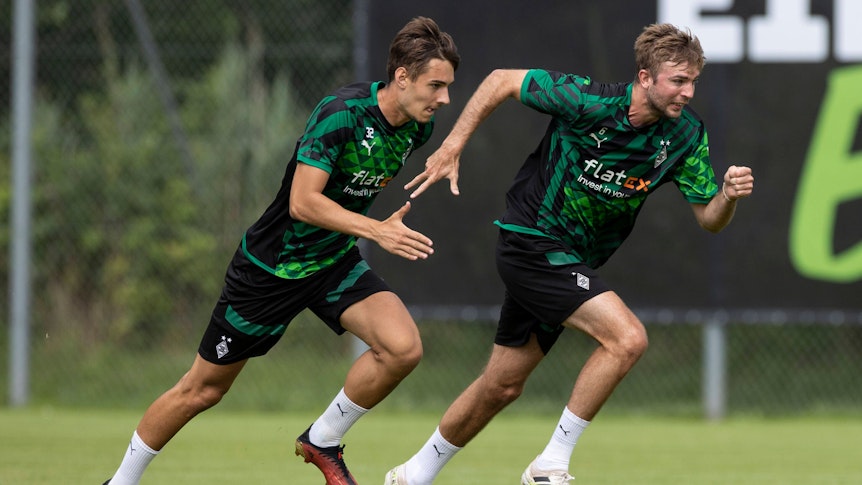 Florian Neuhaus (l.) und Christoph Kramer im Trainingslager von Borussia Mönchengladbach am 9. Juli 2022 im Sprintduell.