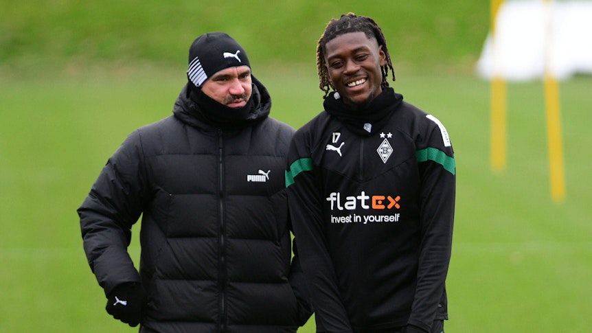 Trainer Daniel Farke von Borussia Mönchengladbach (l.) beim Training am 28. Dezember 2022 im Gespräch mit Manu Koné.