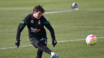 Joe Scally von Borussia Mönchengladbach, hier bei einer Trainingseinheit amm 9. Februar 2023, trifft am Sonntag (12. Februar/15.30 Uhr) in der Bundesliga auf Hertha BSC.